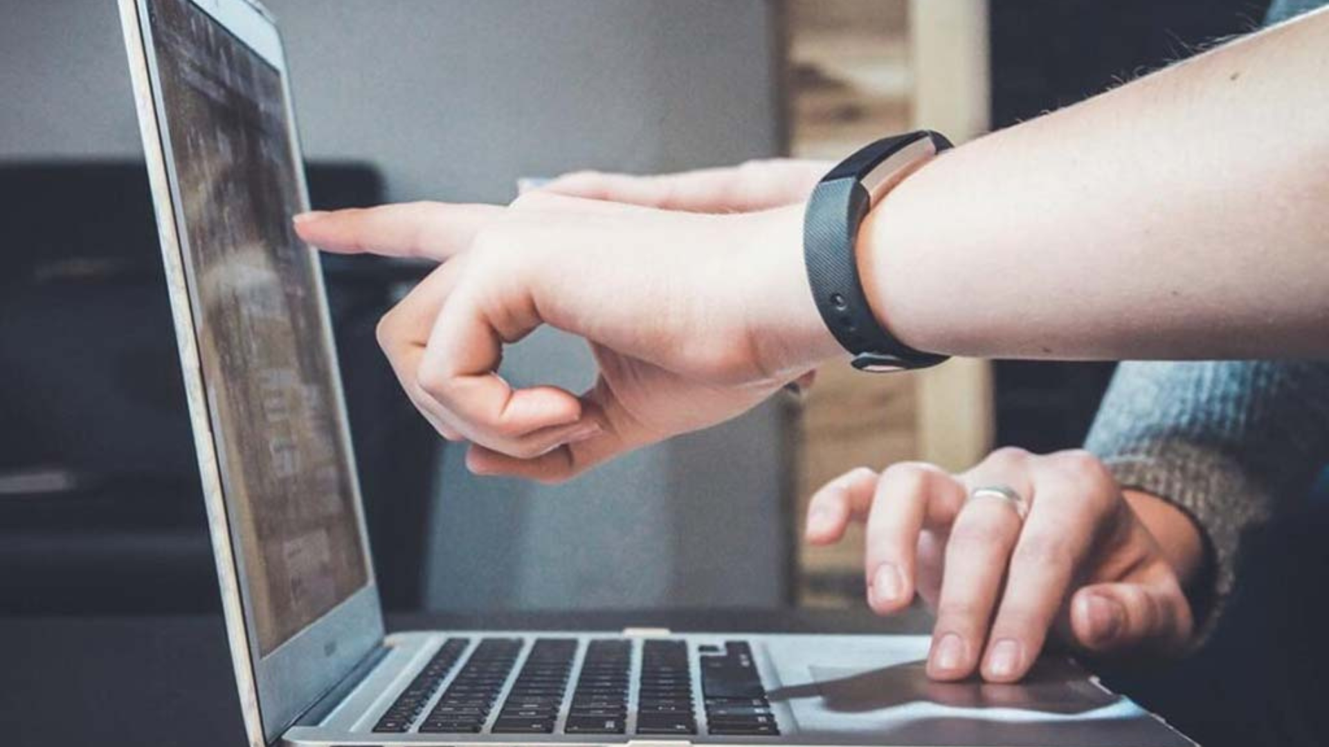 hand som pekar på dator